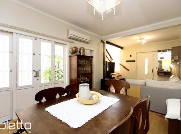 Casa · 217m² · 4 Quartos · 3 Vagas · Casa de 4 quartos, 3 banheiros, 3 vagas no bairro Rio Branco
