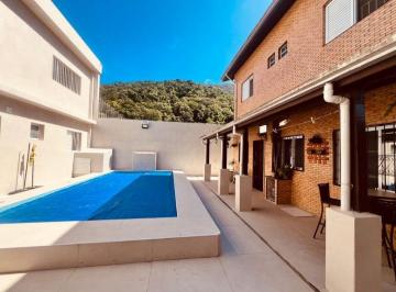 Foto 1 · Casa Isolada 4 quartos (4 Suítes) com Edícula, 4 Vagas , e piscina.