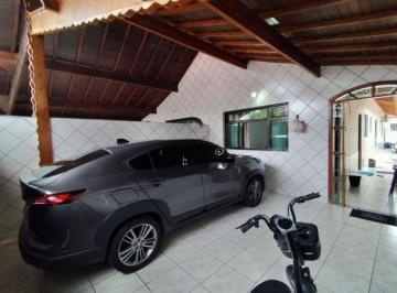 Foto 1 · Casa em ótima localização, 2 quartos sendo 1 suíte, 2 vagas de garagem, quintal com área gourmet com