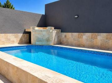 Foto 1 · Casa lado praia com piscina, 2 quartos e churrasqueira | Excelente para veraneio ou locação