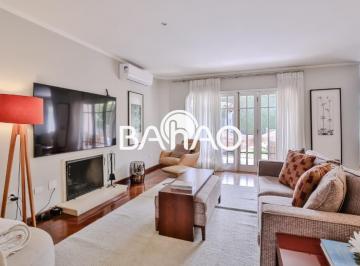 Casa · 464m² · 5 Quartos · 4 Vagas · Casa sofisticada com 5 quartos, piscina privativa e sótão versátil!