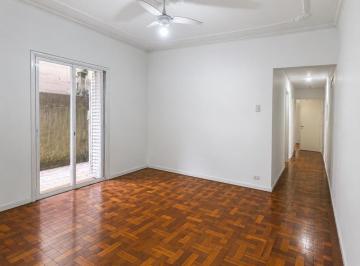 Living-Amplo. · Apartamento na Cidade Baixa com 54m² e 2 dormitórios/quartos disponíveis.