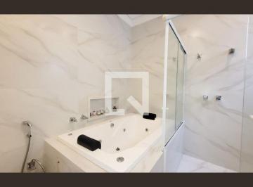 Esta espaçosa casa em condomínio oferece uma experiência de vida única, combinan · Casa à Venda - Res. Parque dos Alecrins, 4 Quartos, 329 m2