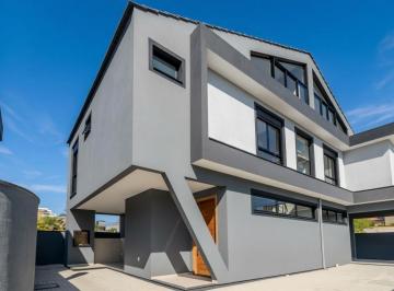Casa · 149m² · 4 Quartos · 3 Vagas · Seu Refúgio no Sul da Ilha: Casa com 3 Quartos nos Açores