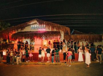Casa · 220m² · 1 Quarto · Estrutura Comercial à Venda na Praia do Rosa - Pronta para Operação