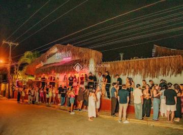 Casa · 220m² · 1 Quarto · Estrutura Comercial à Venda na Praia do Rosa - Pronta para Operação