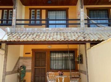 Casa de 3 quartos, Cabo Frio · Casa tipo duplex a 3 min da praia c/sala 2 amb, 3 quartos (2 suítes), varandas, churrasco e piscina.