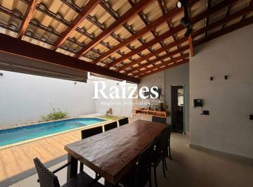 Casa · 219m² · 3 Quartos · 2 Vagas · Casa residencial 3 suítes em Uberlândia no Jardim Karaíba com varanda gourmet e 2 vagas