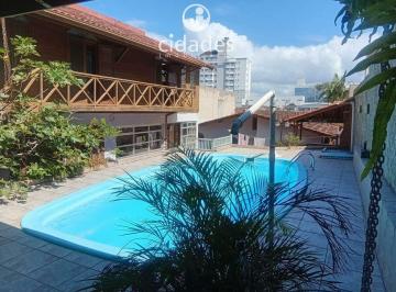 Casa · 261m² · 5 Quartos · 4 Vagas · Casa alto padrão no bairro Capoeiras em Florianópolis com piscina privativa e churrasqueira