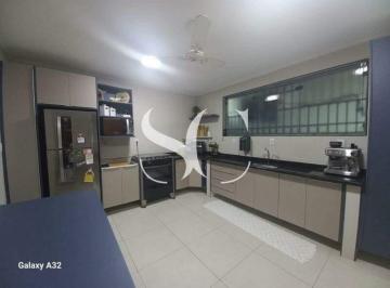 Casa · 148m² · 3 Quartos · 3 Vagas · Vende-se casa com 03 dormitórios sendo 03 suítes no bairro de Ponta da Praia em Santos.