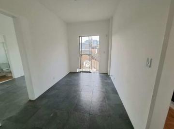 Sala · Sala e suíte com varanda no Encantado – Rua Dois de Fevereiro.