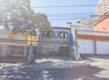 Casa · 181m² · 5 Quartos · 3 Vagas · Casa no Centro de Sorocaba: 5 dormitórios, 3 vagas e aceita apartamento na negociação