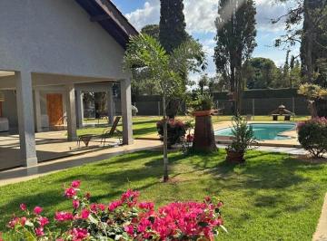 Casa de 3 quartos, Ibiúna · Casa com 320 mts², 3 quartos, piscina e churrasqueira em Ibiúna SP
