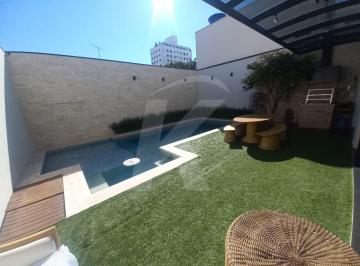 Casa · 213m² · 3 Quartos · 2 Vagas · Sobrado de alto padrão com 3 suítes, escritório, 2 vagas, piscina de condomínio fechado em Santana.