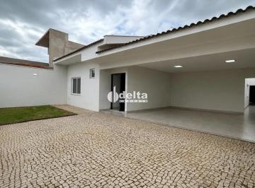Casa · 400m² · 3 Quartos · 4 Vagas · Casa com 3 quartos sendo suíte disponível para locação no bairro Jardim Karaiba em Uberlândia-MG.
