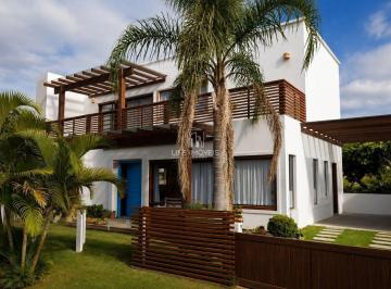 Casa · 200m² · 3 Quartos · 2 Vagas · Casa de Esquina à Venda no Ferraz, Garopaba/SC — Alto Padrão a 800m da Praia