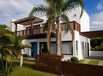 Casa · 200m² · 3 Quartos · 2 Vagas · Casa de Esquina à Venda no Ferraz, Garopaba/SC — Alto Padrão a 800m da Praia
