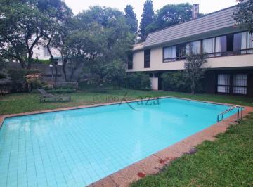 Vista da casa com piscina à esquerda · Casa de Rua Fechada - Paineiras do Morumbi - 4 Suítes - 1.380m².
