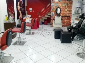 Comercial · 140m² · Loja em Galeria - Ponto Comercial - Centro - 140m².