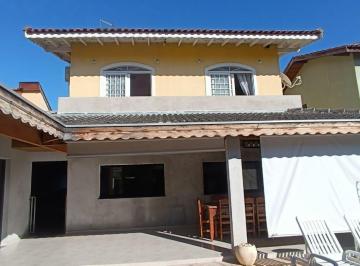 Casa · 400m² · 3 Quartos · 4 Vagas · Sobrado no Jardim Santa Maria
