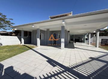 Foto 01 · Casa com 4 dormitórios, garagem para 4 carros e quintal gramado, piscina a 500m do mar, na Penha - A