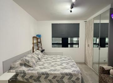 Foto 01 · Studio mobiliado ! Com 1 quarto, 1 suíte, 1 sala, 1 banheiro e 1 vaga de garagem, este espaço de 26,