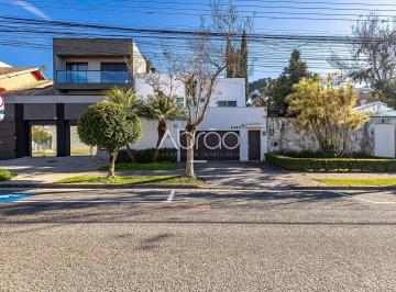 Casa · 250m² · 4 Quartos · 3 Vagas · Casa semimobiliada com 4 suítes para alugar