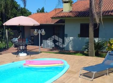 Casa · 97m² · 3 Quartos · Casa plana em bairro residencial, conta com 3 dormitórios ,sala e cozinha integrados, lavanderia,, p