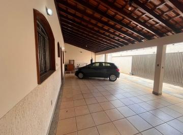 Casa · 300m² · 4 Quartos · 4 Vagas · Sobrado à venda no bairro Tabajaras - Uberlândia - MG