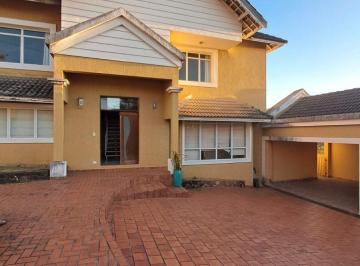 Casa de 3 quartos, Atibaia · Imóvel disponível para locação dentro de condomínio, 3 suítes, piscina, vista para as montanhas.