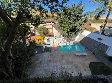 Casa · 250m² · 3 Quartos · 4 Vagas · Maravilhosa casa com piscina