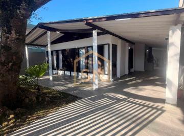 Casa · 109m² · 3 Quartos · 3 Vagas · Casa com pscina e amplo espaço totalmento mobiliada em Praia de Leste