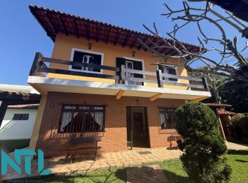 Casa · 2387m² · 5 Quartos · 3 Vagas · Casa com Amplo Jardim em Condomínio Fechado na praia