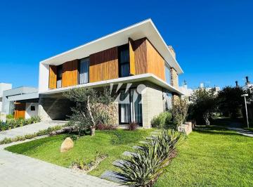 Casa · 386m² · 4 Quartos · 5 Vagas · Parque da Pedra - Casa Alto Padrão