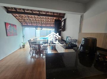 Foto 01 · Excelente casa duplex com 02 quartos, sendo 02 suítes, ótima sala, cozinha, banheiro social, área go