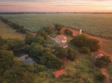 Vista superior mostrando a proximidade da sede com a represa e os tanques de peixes. · Fazenda com Pivô à Venda entre Prata e Campo Florido MG