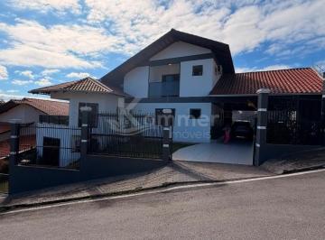 Foto 01 · Linda casa  à venda no Centro de Gaspar-SC, 3 quartos, 3 suítes, 2 salas, 6 banheiros, 327m²!