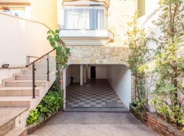 598460f6-a326-4970-9a4d-208e101404ec · Confortável sobrado para venda em City Recanto Anastácio com 3 quartos, sendo 1 suíte, 216m²