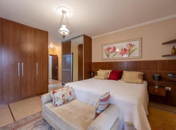11484e8f-2443-4442-9f58-43d5c2c08f5c · Confortável sobrado para venda em Chácara Inglesa com 3 quartos, sendo 3 suítes, 300m²