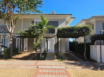 Casa · 146m² · 3 Quartos · 2 Vagas · RE/MAX Aluga Sobrado com 2 suítes, no Villaggio Shangrilá, em Campinas.