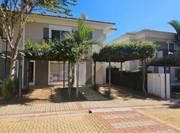 Casa · 146m² · 3 Quartos · 2 Vagas · RE/MAX Aluga Sobrado com 2 suítes, no Villaggio Shangrilá, em Campinas.