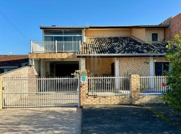 Casa · 251m² · 3 Quartos · 4 Vagas · Sobrado à venda em Guaratuba: 3 quartos e 251m² com piscina