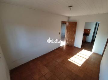 Casa · 70m² · 3 Quartos · 1 Vaga · Casa residencial com 3 quartos disponível para locação no bairro Mansour em Uberlândia-MG.