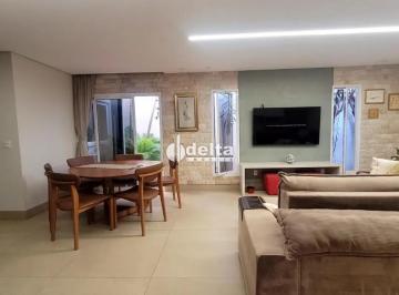 Casa · 254m² · 3 Quartos · 4 Vagas · Casa com 3 quartos sendo 1 suíte disponível para venda no bairro Alto Umuarama em Uberlândia-MG