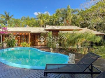 Casa · 310m² · 3 Quartos · 4 Vagas · Refúgio exclusivo com piscina e natureza preservada.