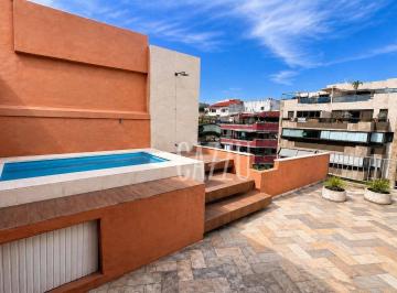 9912aeec4e25f42b2c4329cd947e3183cfcf90bf · Cobertura para alugar na Gleba A | Recreio dos Bandeirantes | 180 m² | 2 Quartos | 500 m da Praia