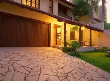 Casa · 240m² · 5 Quartos · 2 Vagas · Excelente casa com 5 dormitórios com 2 suítes no bairro Jardim Mauá