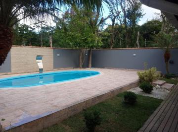 Casa de 3 quartos, Florianópolis · Excelente casa com 2 pavimentos com 3 quartos , todos suites , tem uma bela piscina.