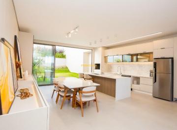 Casa de 3 quartos, Curitiba · Casa Alto Padrão no Santa Cândida - Espaço amplo com quintal, 3 quartos todos suítes e 4 vagas