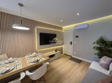 Sala · Apartamento com 2 quartos em Matinhos